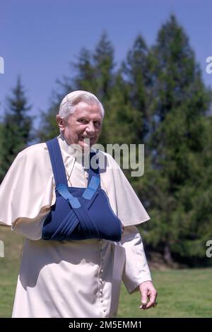 Città del Vaticano, 28th dicembre 2022. Papa Benedetto XVI molto malato. FOTO ARCHIVIO: Valle D'Aosta, Italia 29 luglio 2009. Papa Benedetto XVI durante le sue vacanze ad Introd. Maria Grazia Picciarella/Alamy Live News Foto Stock