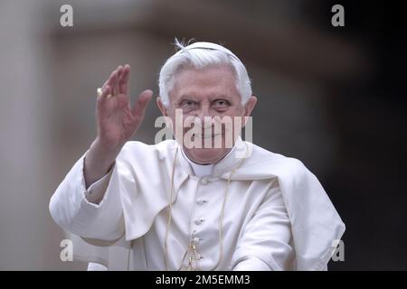 Città del Vaticano, 28th dicembre 2022. Papa Benedetto XVI molto malato. FOTO DI ARCHIVIO: Vaticano, 2 giugno 2010. Papa Benedetto XVI durante l'udienza generale di S. Piazza Pietro. Maria Grazia Picciarella/Alamy Live News Foto Stock