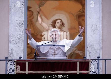 Città del Vaticano, 28th dicembre 2022. Papa Benedetto XVI molto malato. FOTO ARCHIVIO: Castel Gandolfo, 22 luglio 2012. Papa Benedetto durante la preghiera dell Angelus. Maria Grazia Picciarella/Alamy Live News Foto Stock