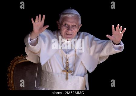 Città del Vaticano, 28th dicembre 2022. Papa Benedetto XVI molto malato. FOTO DI ARCHIVIO: Castel Gandolfo, 1 agosto 2012. Papa Benedetto XVI durante l'udienza generale. Maria Grazia Picciarella/Alamy Live News Foto Stock