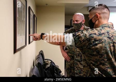 STATI UNITI David J. Bligh, giudice dello staff, difensore del comandante del corpo dei Marine e direttore degli Stati Uniti La Marine Corps Judge Advocate Division, a sinistra, impara a conoscere la storia dei Marines su Guam dal col. Christopher Bopp, l'ufficiale comandante della Marine Corps base (MCB) Camp Blaz, a destra, durante una visita alla MCB Camp Blaz, 8 marzo 2022. La visita a MCB Camp Blaz comprendeva incontri con il personale e la dirigenza chiave, e un tour delle strutture e dei cantieri edili. Le visite a MCB Camp Blaz consentono alla comunità locale e ai partner strategici di interagire con la base durante il periodo di stre Foto Stock