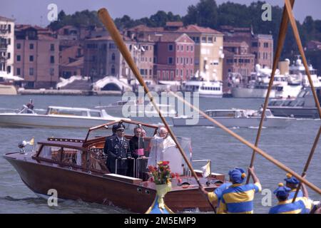 Città del Vaticano, 28th dicembre 2022. Papa Benedetto XVI molto malato. FOTO ARCHIVIO: Venezia, 8 maggio 2011,. I gondolieri salutano Papa Benedetto XVI durante la sua visita pastorale a Venezia, Maria Grazia Picciarella/Alamy Live News Foto Stock