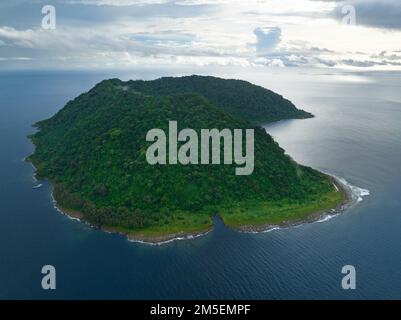 La foresta pluviale copre la remota isola di Mary, che è orlata da una barriera corallina nelle Isole Salomone. Questo paese è sede di una straordinaria biodiversità marina. Foto Stock