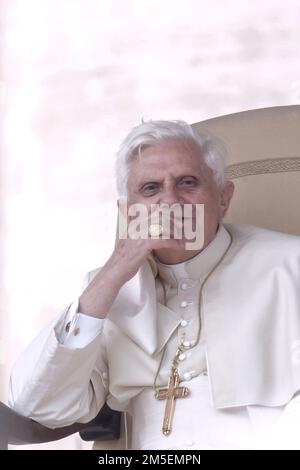 Città del Vaticano, 28th dicembre 2022. Papa Benedetto XVI molto malato. FOTO DI ARCHIVIO: Vaticano, 5 aprile 2006. Papa Benedetto durante l'udienza generale a San Piazza Pietro. Maria Grazia Picciarella/Alamy Live News Foto Stock