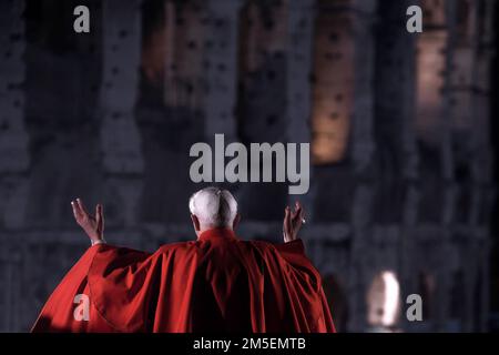 Città del Vaticano, 28th dicembre 2022. Papa Benedetto XVI molto malato. FOTO ARCHIVIO: Roma, 14 aprile 2006. Papa Benedetto XVI durante la via crucis al Colosseo. Maria Grazia Picciarella/Alamy Live News Foto Stock