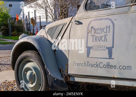 NEW ORLEANS, LA, USA - 18 DICEMBRE 2022: Vista lato conducente del veicolo Citroen 2CV d'epoca con logo French Truck Coffee sulla porta Foto Stock
