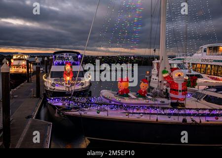 WA22899-00...WASHINGTON - Barche decorate per la stagione di festa in mostra al porticciolo di Edmonds sul Mare di Salish/Puget Sound. Foto Stock