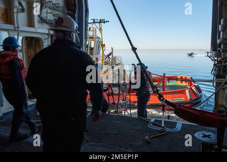 I marinai assegnati al molo di trasporto anfibio USS Anchorage (LPD 23) partecipano ad un'evoluzione del mare e dell'ancora, marzo 8. Anchorage sta conducendo operazioni di routine nella U.S. 3rd Fleet. Foto Stock