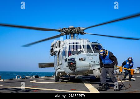 220309-N-EM691-1002 OCEANO ATLANTICO (10 marzo 2022) – marinai assegnati al cacciatorpediniere missilistico guidato di classe Arleigh Burke USS i Sullivan (DDG 68) partecipano alle operazioni di volo, marzo 10. I Sullivans sono schierati nel teatro europeo delle operazioni e partecipano ad una serie di attività marittime a sostegno degli Stati Uniti Sesta flotta e alleati della NATO. Foto Stock