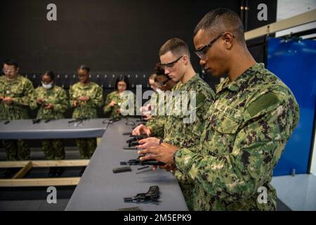Recruits riceve un addestramento per familiarizzare con le armi presso il Small Arms Marksmanship Trainer presso il comando di addestramento Recruit più di 40.000 reclute ogni anno presso l'unico campo di stivali della Marina. Foto Stock