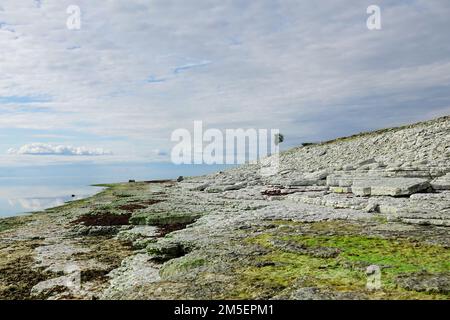 pietra calcarea paesaggio vicino mare blu. Spiaggia costa panoramica in Estonia, Osmussaar isola Foto Stock