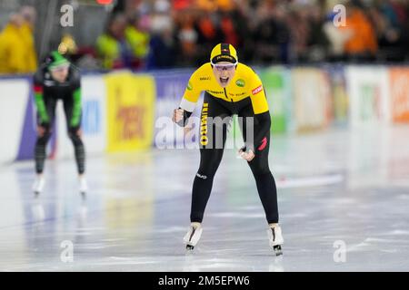 HEERENVEEN, PAESI BASSI - 28 DICEMBRE: Jutta Leerdam del Team Jumbo Visma festeggia dopo aver gareggiato nella Women's 1000m durante il KNSB Speed Skating NK Sprint il 28 dicembre 2022 a Heerenveen, Paesi Bassi (Foto di Douwe Bijlsma/Orange Pictures) Foto Stock