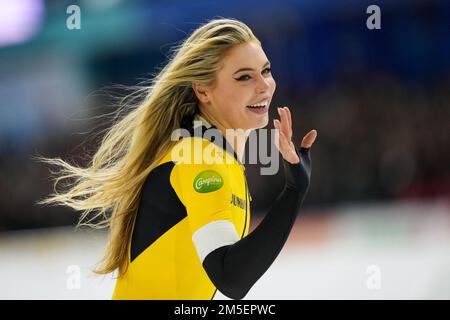 HEERENVEEN, PAESI BASSI - 28 DICEMBRE: Jutta Leerdam del Team Jumbo Visma festeggia dopo aver gareggiato nella Women's 1000m durante il KNSB Speed Skating NK Sprint il 28 dicembre 2022 a Heerenveen, Paesi Bassi (Foto di Douwe Bijlsma/Orange Pictures) Foto Stock