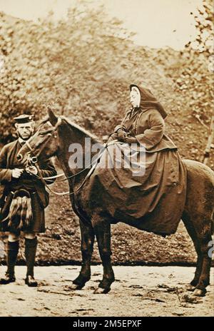 Regina Vittoria su 'Fyvie' con John Brown a Balmoral - 1863 - Fotografia scattata dal fotografo scozzese George Washington Wilson. Foto Stock