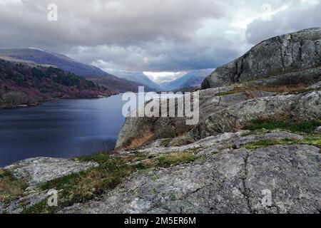 Una vista che guarda sul Lago Padarn verso il Passo Llanberis dalla falesia rocciosa di Craig yr Undeb (Union Rock) nel Parco Nazionale di Snowdonia. Foto Stock