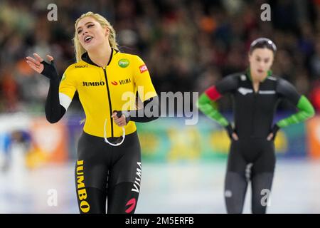 HEERENVEEN, PAESI BASSI - 28 DICEMBRE: Jutta Leerdam del Team Jumbo Visma festeggia dopo aver gareggiato nella Women's 1000m durante il KNSB Speed Skating NK Sprint il 28 dicembre 2022 a Heerenveen, Paesi Bassi (Foto di Douwe Bijlsma/Orange Pictures) Foto Stock