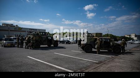 I militari del volo di smaltimento esplosivo dell'ordinanza di ingegneria civile del 18th Squadron preparano le attrezzature per un'ordinanza inesplosa durante un esercizio di allenamento di routine presso la base aerea di Kadena, Giappone, 10 marzo 2022. Questo corso di formazione è stato ideato per valutare la capacità di Kadena di svolgere la propria missione, garantendo la stabilità e la sicurezza di un Indo-Pacific libero e aperto. Foto Stock