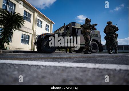 I militari del volo di smaltimento esplosivo dell'ordinanza di ingegneria civile del 18th Squadron preparano le attrezzature per un'ordinanza inesplosa durante un esercizio di allenamento di routine presso la base aerea di Kadena, Giappone, 10 marzo 2022. Questo corso di formazione è stato ideato per valutare la capacità di Kadena di svolgere la propria missione, garantendo la stabilità e la sicurezza di un Indo-Pacific libero e aperto. Foto Stock