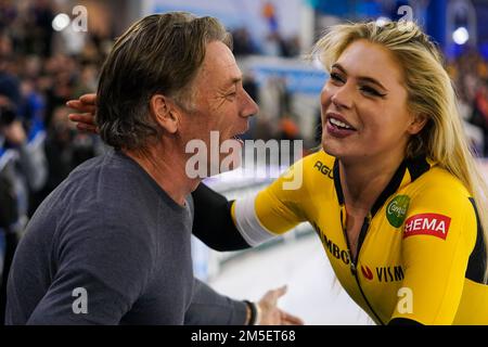 HEERENVEEN, PAESI BASSI - 28 DICEMBRE: Jutta Leerdam del Team Jumbo Visma festeggia dopo aver gareggiato nella Women's 1000m durante il KNSB Speed Skating NK Sprint il 28 dicembre 2022 a Heerenveen, Paesi Bassi (Foto di Andre Weening/Orange Pictures) Foto Stock