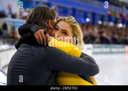 HEERENVEEN, PAESI BASSI - 28 DICEMBRE: Jutta Leerdam del Team Jumbo Visma festeggia dopo aver gareggiato nella Women's 1000m durante il KNSB Speed Skating NK Sprint il 28 dicembre 2022 a Heerenveen, Paesi Bassi (Foto di Andre Weening/Orange Pictures) Foto Stock