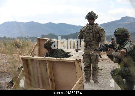 SGT. 1st Classe Jose Aguilar della Società A, 2nd Battaglione, 27th Regimento di Fanteria, 3rd squadra di combattimento di Brigata di Fanteria, 25th Divisione di Fanteria osserva come i soldati dell'esercito filippino insieme conducono una manovra tattica per impegnare un obiettivo durante le operazioni di distanza a sostegno di Salaknib al colonnello Ernesto Rabina Air base, Filippine 9 marzo 2022. Salaknib è un'annuale guida dell'esercito filippino degli Stati Uniti L'Esercito Pacifico sponsorizzato esercizio bilaterale progettato per migliorare la capacità e l'interoperabilità dell'Esercito USA e Filippine attraverso lo spettro delle operazioni militari, rafforzando al contempo i legami tra i due Foto Stock