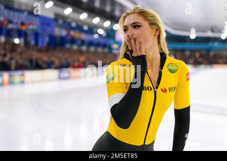 HEERENVEEN, PAESI BASSI - 28 DICEMBRE: Jutta Leerdam del Team Jumbo Visma festeggia dopo aver gareggiato nella Women's 1000m durante il KNSB Speed Skating NK Sprint il 28 dicembre 2022 a Heerenveen, Paesi Bassi (Foto di Andre Weening/Orange Pictures) Foto Stock