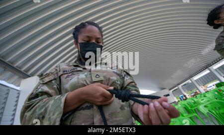 Tyra Williams, Alpha Company, 29th Brigade Engineer Battalion, 3rd Brigade Combat Team, 25th Divisione fanteria, pratica di legare un'imbracatura di sicurezza durante una classe di funi bridge, 9th marzo 2022, Fort Thanarat, Thailandia. I soldati dell'esercito tailandese reale hanno condiviso le loro conoscenze e la loro formazione di guida sull'attraversamento di corpi d'acqua con i soldati durante Hanuman Guardian 22, aumentando la prontezza e sviluppando l'interoperabilità tra le due forze. Foto Stock