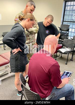 Nella foto da sinistra: SPC. Madeleine Bryan, 1st Lt. Steven Candito e CPT. Will Holcomb guardare come il maggiore Anthony Williams, capo, Bayne-Jones Army Community Hospital Rehabilitation Department conduce una valutazione del ginocchio e delle caviglie di Bryan durante un salto utilizzando un'applicazione di terapia fisica durante l'esame muscoloscheletrico, Intervento e formazione di rinvio 8 e 9 marzo presso il Joint Readiness Training Center e Fort Polk, Louisiana. Foto Stock