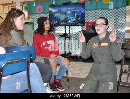 Senior Airman Alyssa Oman, 97th Intelligence Squadron linguist, parla con le studentesse di Peter Sarpy Elementary marzo 9, sulle donne che prestano servizio nella militaia. La visita è stata parte di un programma di sensibilizzazione per parlare alle ragazze del mese della storia delle donne. Foto Stock
