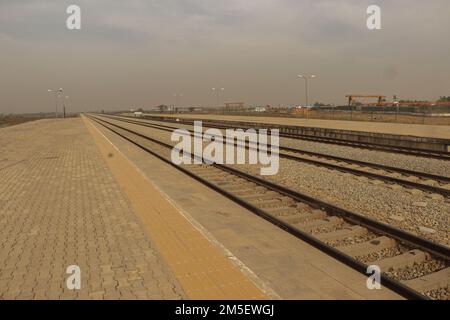 Un binario ferroviario alla stazione ferroviaria di Idu alla stazione ferroviaria di Idu. Il servizio ferroviario ha ripreso a collegare la capitale con una città settentrionale otto mesi dopo che è stata sospesa a seguito di uno degli attacchi più importanti del paese. A marzo, i pistoleri con gli esplosivi hanno fatto esplodere i binari, aggredito i viaggiatori dei treni tra Abuja e Kaduna, rapito alcuni dei passeggeri e aperto il fuoco uccidendo otto persone, mentre alcune lesioni durature. Nigeria. Foto Stock