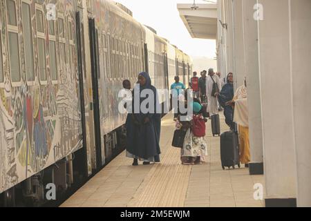 Passeggeri alla stazione ferroviaria di Idu in viaggio per le celebrazioni natalizie ad Abuja. Il servizio ferroviario ha ripreso a collegare la capitale con una città settentrionale otto mesi dopo che è stata sospesa a seguito di uno degli attacchi più importanti del paese. A marzo, i pistoleri con gli esplosivi hanno fatto esplodere i binari, aggredito i viaggiatori dei treni tra Abuja e Kaduna, rapito alcuni dei passeggeri e aperto il fuoco uccidendo otto persone, mentre alcune lesioni durature. Nigeria. Foto Stock