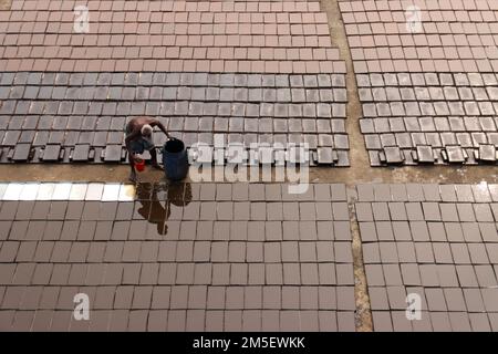 Il metodo di riciclaggio della pelle è chiamato serie gam. Grandi quantità di cuoio sono accumulate in su per alcuni giorni dopo che tutti sono lavati dalla macchina. Foto Stock