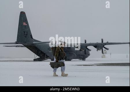 A Soldier from 1st Squadron, 40th Cavallery Regiment, 4th Brigade Combat Team, 25th Fanteria Division, US Army Alaska, cammina sulla linea di volo su Joint base Elmendorf-Richardson, Alaska, 9 marzo 2022, per salire a bordo del suo aereo e saltare in Joint Pacific multinazionale Readiness Center 22-02. JPMRC 22-02 è la prima rotazione regionale del Centro di addestramento al combattimento in Alaska. Si concentra su LSCO (Large Scale Combat Operations) ed è un evento di addestramento per climi freddi che include un esercizio di addestramento all'ipofisi (STX) e un esercizio di fuoco vivo (LFX) in 2QFY22. Questo esercizio convaliderà il 1/25th Stryker BRI Foto Stock