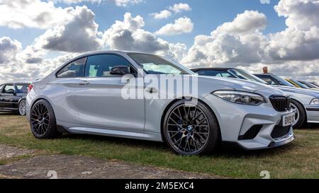 2019 BMW M2 Competition ‘OV19 XGX’ in mostra al Bicester Heritage Scramble festeggiando i 50 anni della divisione Motorsport BMW M. Foto Stock