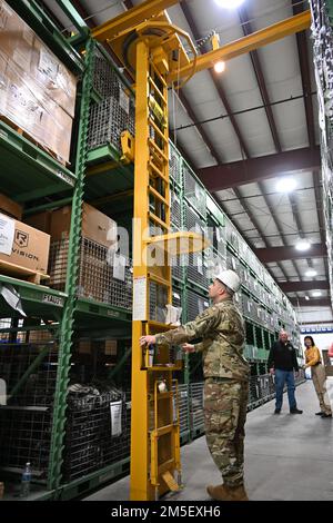 Chief Warrant Officer Kenneth Panera, Gestisce un carrello elevatore appositamente progettato presso la centrale di emissione della Guardia Nazionale dell'Esercito di New York presso l'Arsenale di Watervliet, New York, il 9 marzo 2022. Il carrello è fissato all'edificio ed è destinato ad abbassare in modo sicuro i contenitori delle attrezzature dagli scaffali per rifornire i contenitori sottostanti. Foto Stock