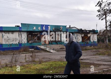 24 novembre 2022, Snihurivka, Mykolaiv Oblast, Ucraina: Una piccola città di Snihurivka dopo la liberazione dall'occupazione russa. Una città strategica chiave, che si trova ai confini delle regioni di Mykolaiv e Kherson, con autostrade e ferrovie, che collegano Snihurivka con la vicina capitale dell'oblast Kherson. Foto Stock