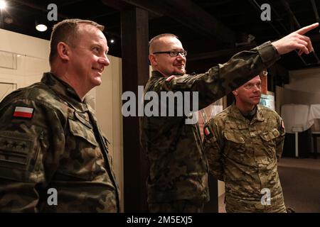 Forze di difesa territoriale polacche (TDF TC) i soldati del colonnello Edward Chyla, comandante del TDF TC, Major Andrzej Majcherek, e del comando Sgt. Major. Kaludiusz Walendziak (da sinistra a destra) ricevono una visita al Museo militare dello Stato dell'Illinois il 9 marzo 2022. La Guardia Nazionale dell'Illinois ha mantenuto un rapporto di tre decenni con la Polonia e le sue forze Armate nell'ambito del programma di partenariato statale. I guardiani nazionali dell’Illinois continuano ad allenarsi ampiamente con i membri delle forze armate polacche e si impegnano a rafforzare le capacità difensive della Polonia e a sostenere gli Stati Uniti Esercito Europa sec Foto Stock