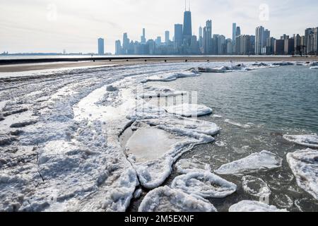 Chicago, Stati Uniti. 28 dicembre 2022. Clima di Chicago - il ghiaccio di Pancake rimane sulle rive del lago Michigan a seguito di una forte neve e di quello che è stato definito un “ciclone bomba” che ha colpito grandi parti del paese con temperature gelide. Le previsioni per Chicago sono per condizioni più calde, sopra-zero per i prossimi dieci giorni. Credit: Stephen Chung / Alamy Live News Foto Stock