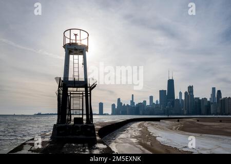 Chicago, Stati Uniti. 28 dicembre 2022. Clima di Chicago - il ghiaccio di Pancake rimane sulle rive del lago Michigan a seguito di una forte neve e di quello che è stato definito un “ciclone bomba” che ha colpito grandi parti del paese con temperature gelide. Le previsioni per Chicago sono per condizioni più calde, sopra-zero per i prossimi dieci giorni. Credit: Stephen Chung / Alamy Live News Foto Stock