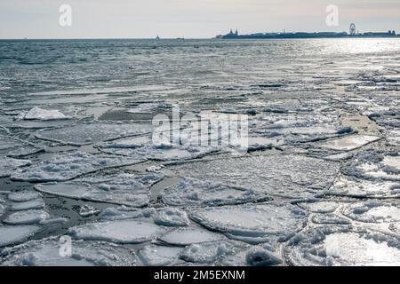 Chicago, Stati Uniti. 28 dicembre 2022. Clima di Chicago - il ghiaccio di Pancake rimane sulle rive del lago Michigan a seguito di una forte neve e di quello che è stato definito un “ciclone bomba” che ha colpito grandi parti del paese con temperature gelide. Le previsioni per Chicago sono per condizioni più calde, sopra-zero per i prossimi dieci giorni. Credit: Stephen Chung / Alamy Live News Foto Stock