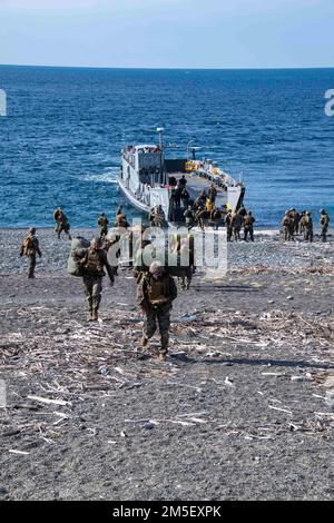 NUMAZU BEACH, Giappone (9 marzo 2022) Marines ha assegnato all'unità di spedizione marina (MEU) 31st il trasferimento di attrezzature e attrezzi da un'imbarcazione da sbarco, utility durante un esercizio di atterraggio in spiaggia con la nave di sbarco anfibio USS Ashland (LSD 48). Ashland, parte dell'America Amphibious Ready Group, insieme al 31st MEU, opera nell'area di responsabilità della flotta degli Stati Uniti 7th per migliorare l'interoperabilità con alleati e partner, fungendo da pronta forza di risposta per difendere la pace e la stabilità nella regione dell'Indo-Pacifico. Foto Stock