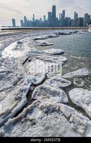 Chicago, Stati Uniti. 28 dicembre 2022. Clima di Chicago - il ghiaccio di Pancake rimane sulle rive del lago Michigan a seguito di una forte neve e di quello che è stato definito un “ciclone bomba” che ha colpito grandi parti del paese con temperature gelide. Le previsioni per Chicago sono per condizioni più calde, sopra-zero per i prossimi dieci giorni. Credit: Stephen Chung / Alamy Live News Foto Stock