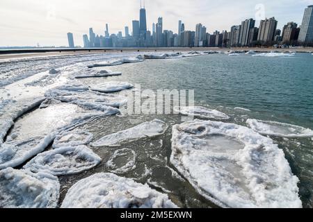 Chicago, Stati Uniti. 28 dicembre 2022. Clima di Chicago - il ghiaccio di Pancake rimane sulle rive del lago Michigan a seguito di una forte neve e di quello che è stato definito un “ciclone bomba” che ha colpito grandi parti del paese con temperature gelide. Le previsioni per Chicago sono per condizioni più calde, sopra-zero per i prossimi dieci giorni. Credit: Stephen Chung / Alamy Live News Foto Stock