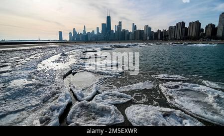 Chicago, Stati Uniti. 28 dicembre 2022. Clima di Chicago - il ghiaccio di Pancake rimane sulle rive del lago Michigan a seguito di una forte neve e di quello che è stato definito un “ciclone bomba” che ha colpito grandi parti del paese con temperature gelide. Le previsioni per Chicago sono per condizioni più calde, sopra-zero per i prossimi dieci giorni. Credit: Stephen Chung / Alamy Live News Foto Stock