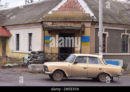 24 novembre 2022, Snihurivka, Mykolaiv Oblast, Ucraina: Una piccola città di Snihurivka dopo la liberazione dall'occupazione russa. Una città strategica chiave, che si trova ai confini delle regioni di Mykolaiv e Kherson, con autostrade e ferrovie, che collegano Snihurivka con la vicina capitale dell'oblast Kherson. Foto Stock