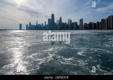 Chicago, Stati Uniti. 28 dicembre 2022. Clima di Chicago - il ghiaccio di Pancake rimane sulle rive del lago Michigan a seguito di una forte neve e di quello che è stato definito un “ciclone bomba” che ha colpito grandi parti del paese con temperature gelide. Le previsioni per Chicago sono per condizioni più calde, sopra-zero per i prossimi dieci giorni. Credit: Stephen Chung / Alamy Live News Foto Stock