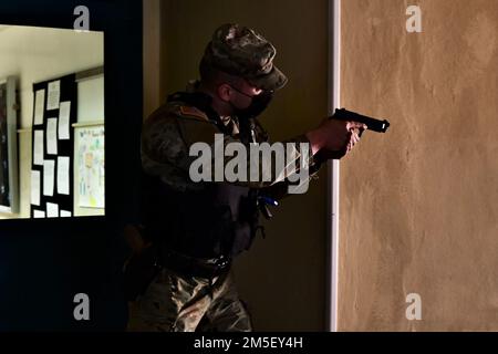 US Army Garrison, Italy Darby servizi militari di emergenza Practice a Active shooter scenario at the Livorno Elementary and Middle School, Camp Darby Mar, 9, 2022. La pratica delle tecniche chiave è essenziale per affrontare le emergenze del mondo reale. Foto Stock