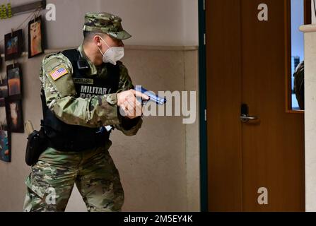 US Army Garrison, Italy Darby servizi militari di emergenza Practice a Active shooter scenario at the Livorno Elementary and Middle School, Camp Darby Mar, 9, 2022. La pratica delle tecniche chiave è essenziale per affrontare le emergenze del mondo reale. Foto Stock