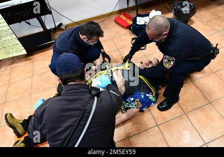 US Army Garrison, Italy Darby servizi militari di emergenza Practice a Active shooter scenario at the Livorno Elementary and Middle School, Camp Darby Mar, 9, 2022. La pratica delle tecniche chiave è essenziale per affrontare le emergenze del mondo reale. Foto Stock