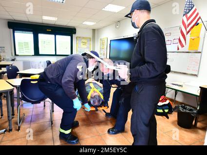 US Army Garrison, Italy Darby servizi militari di emergenza Practice a Active shooter scenario at the Livorno Elementary and Middle School, Camp Darby Mar, 9, 2022. La pratica delle tecniche chiave è essenziale per affrontare le emergenze del mondo reale. Foto Stock